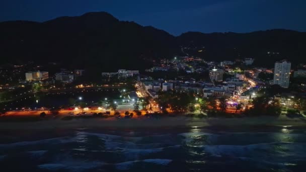 Luftaufnahme der Stadt Karon bei Nacht Sonnenuntergang über der Meeresoberfläche Luftaufnahme Drohne fliegen über dunklen Meeresstrand am Karon Strand, Phuket Thailand - Filmmaterial, Video