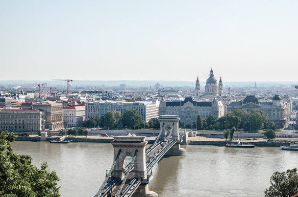 Budapest, Ungarn, 15. August 2023. Schönes Panorama von Budapest mit City-Kettenbrücke und Donau. - Foto, Bild