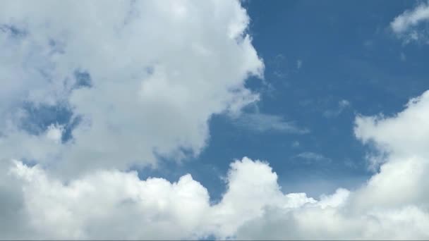 Time Lapse Кадри білих пухнастих хмар, що плавають на яскравому блакитному небі - Кадри, відео