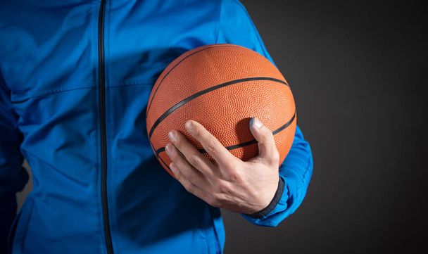 Homem caucasiano segurando bola de basquete. - Foto, Imagem