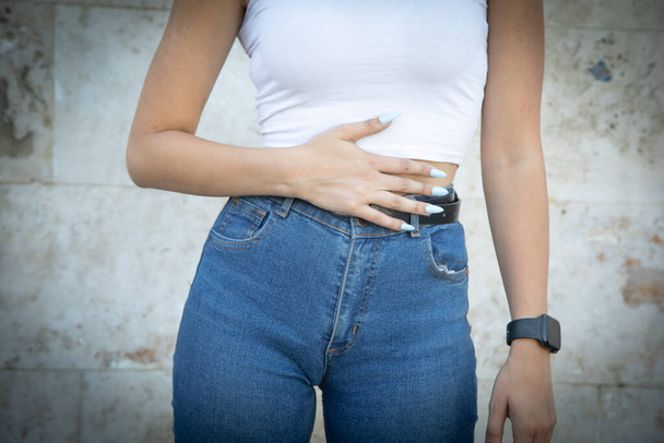 Белая молодая женщина в синих джинсах. - Фото, изображение