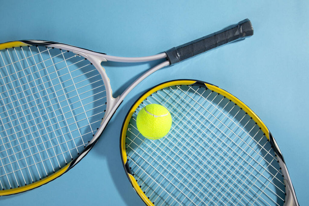 Tennispallo ja mailat. Urheilua. Harrastus. Elämäntapa - Valokuva, kuva