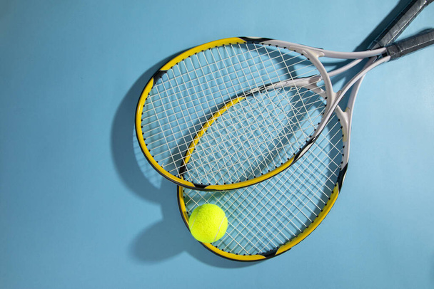 Теннисный мяч и ракетки. Спорт. Хобби. Стиль жизни - Фото, изображение