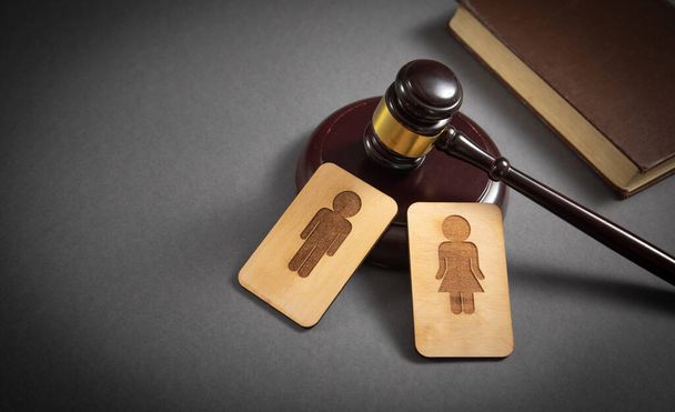 黒い背景に男性と女性の木製のシンボルを持つ裁判官. - 写真・画像