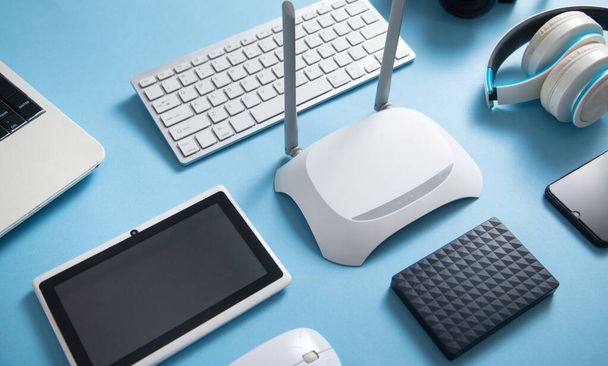 Roteador Wi-Fi com tablet, telefone, teclado do computador e outros objetos. - Foto, Imagem