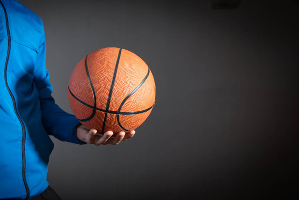 Homem caucasiano segurando bola de basquete. - Foto, Imagem