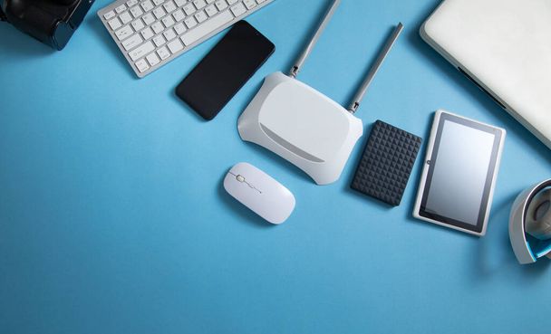 Wi fi router s tabletem, telefonem, počítačovou klávesnicí a dalšími objekty. - Fotografie, Obrázek