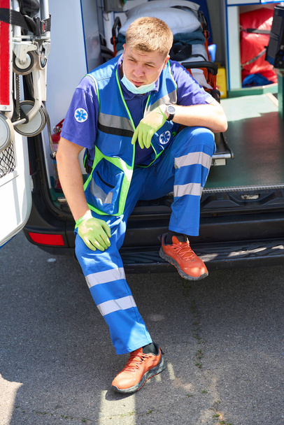 Fiatal mentős pihen a futódeszkán egy autó között IV, injekciók és a beteg eljárások - Fotó, kép