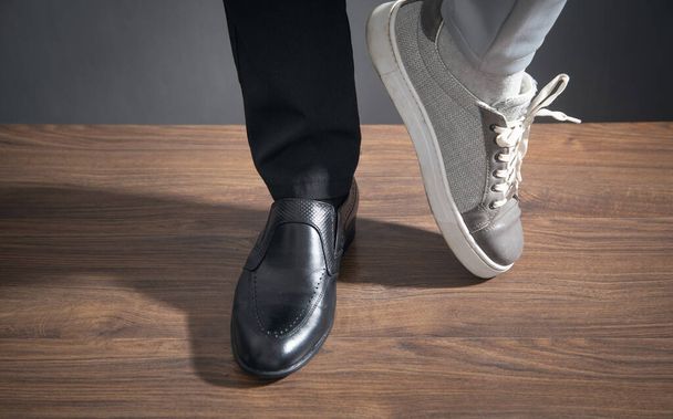 Conceito de Equilíbrio de Vida no Trabalho. Negócios e sapatos casuais - Foto, Imagem