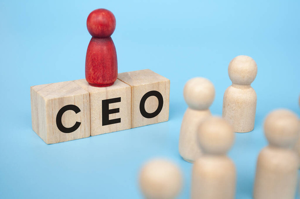 Figura rossa in cima a cubi di legno con testo CEO. Concetto di leadership. - Foto, immagini