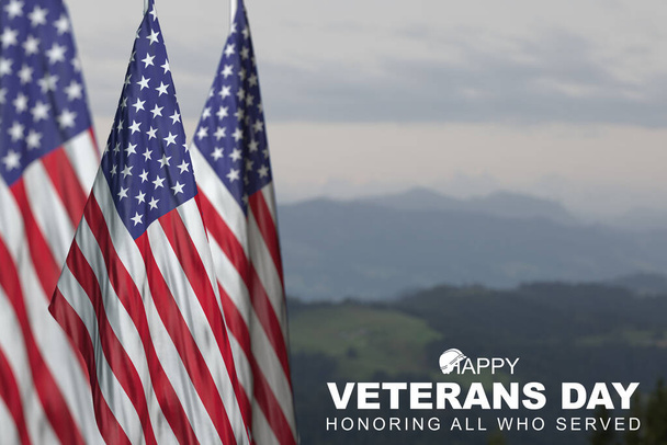 Happy Veterans Day background, Αμερικάνικες σημαίες σε φόντο γαλάζιας ομίχλης, 11 Νοεμβρίου, Ημέρα Μνήμης Αμερικανικής σημαίας, 4 Ιουλίου, Ημέρα Εργασίας, Ημέρα Ανεξαρτησίας. - Φωτογραφία, εικόνα