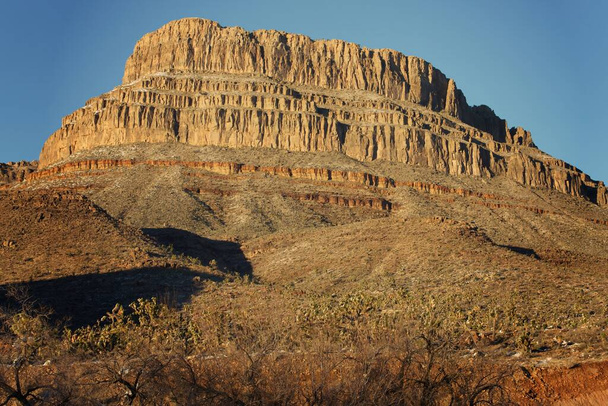 Büyük Kanyon Batı bölgesinin yüksek çözünürlüklü fotoğrafı ile doğanın ham gücünü görün. Gezegenlerin en muhteşem erozyon örneklerinden biri. Milyonlarca yıl boyunca, rüzgar, su ve... - Fotoğraf, Görsel