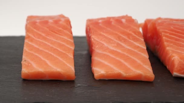 Filetto di pesce rosso salmone. Primo piano del filetto di salmone. Movimento della fotocamera. - Filmati, video
