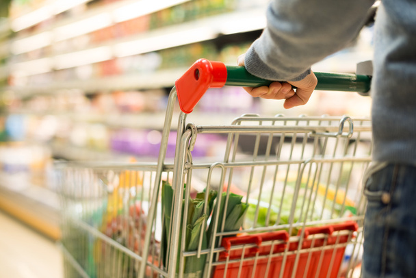 Man shopping in supermarket - Foto, Imagen