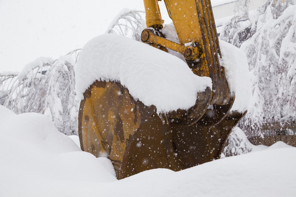 karla kaplı Ekskavatör kürek - Fotoğraf, Görsel