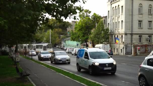Автомобильное движение, загрязнение автомобилей, пробка в Бухаресте, Румыния - Кадры, видео