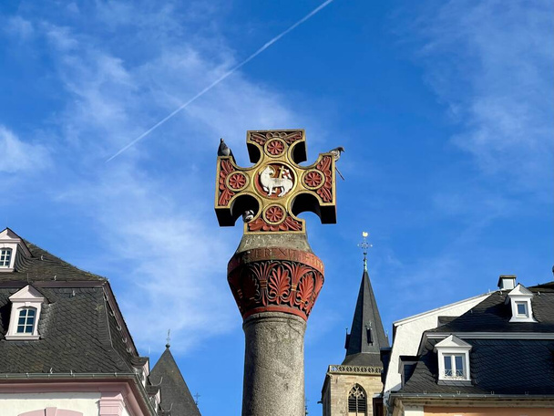Nejstarší trh kříž v Německu, s latinským věnování umístěn arcibiskup v roce958, renovovaný1724. Trier, Rhineland-Falcko, Německo - Fotografie, Obrázek