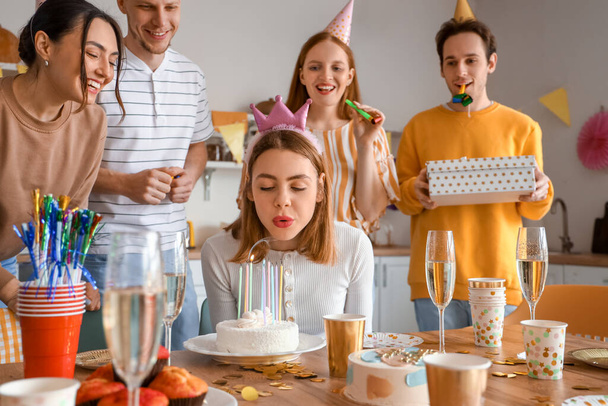 Jovem mulher fazendo desejo na festa de aniversário com seus amigos - Foto, Imagem