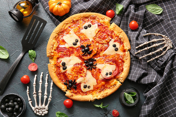 Gustosa pizza per Halloween su sfondo nero - Foto, immagini