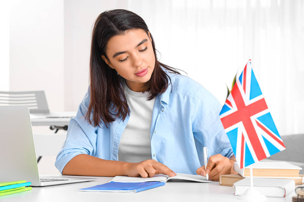 Молодая женщина, изучающая английский язык онлайн дома - Фото, изображение