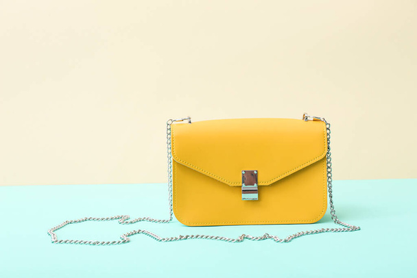 Stylový žlutý řetízek taška na barevném pozadí - Fotografie, Obrázek