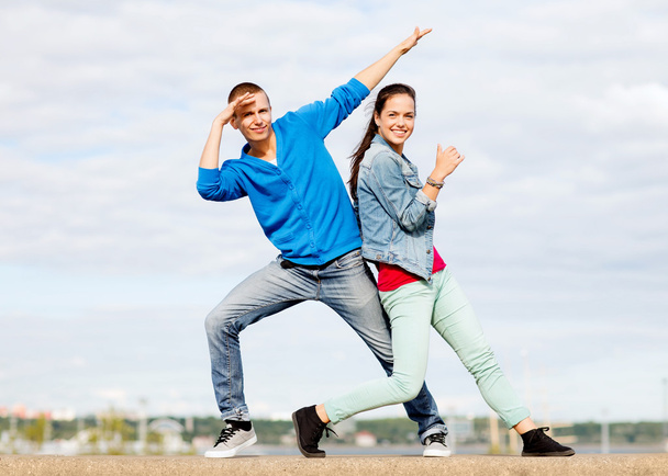 couple of teenagers dancing outside - Valokuva, kuva