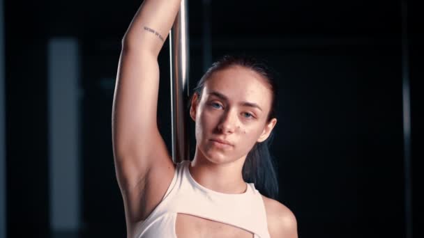 Porträt eines jungen schönen Mädchens an der Stange sexy Frau zeigt sexy Körper Pole Dance Sport - Filmmaterial, Video