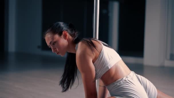 jovem bonito flexível menina treinador fazendo alongamento antes de pole dancing sentado twine treinamento esporte - Filmagem, Vídeo