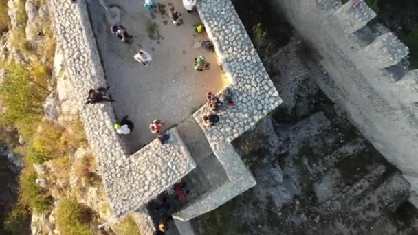 Drónrepülés egy régi középkori Ljubushki erőd falai felett Herceg Stjepan, Európa, Bosznia-Hercegovina. - Felvétel, videó