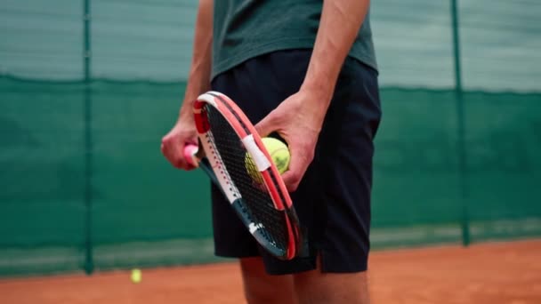 close-up professionele speler coach op outdoor tennisbaan oefent slagen met racket tennisbal - Video