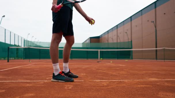 κοντινό επαγγελματικό προπονητή παίκτη σε υπαίθριο γήπεδο τένις προπονήσεις εγκεφαλικά επεισόδια με ρακέτα μπάλα του τένις - Πλάνα, βίντεο