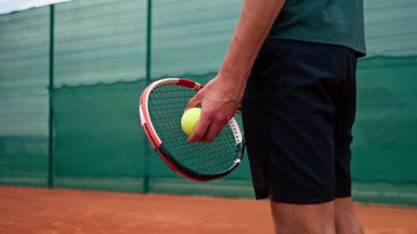 close-up professionele speler coach op outdoor tennisbaan oefent slagen met racket tennisbal - Video