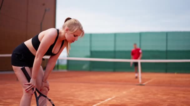 retrato de una jugadora de tenis cansada y molesta en la cancha está preocupada por la pérdida en la competencia - Imágenes, Vídeo