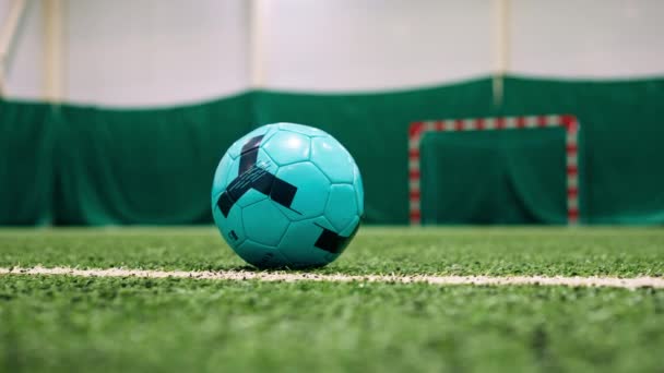 zbliżenie stopy piłkarza kopiącego piłkę za karę lub bramkę lub podającego piłkę na zielonej syntetycznej trawie podczas meczu piłki nożnej - Materiał filmowy, wideo