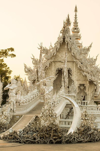 Храм Жун Кхун в провинции Чианграй, Таиланд. - Фото, изображение