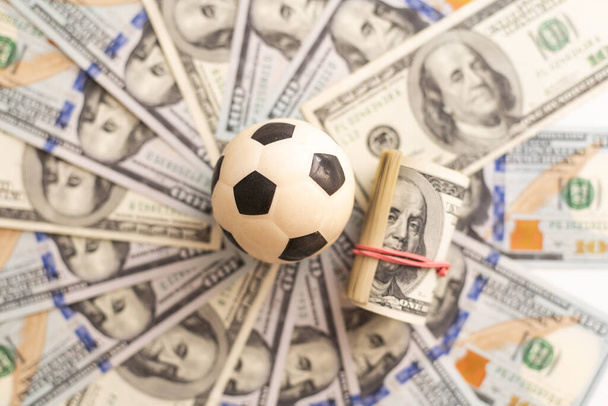 お金とサッカーボール - スポーツとビジネスの背景. 高品質の写真 - 写真・画像