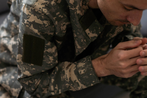 Πορτρέτο ενός μεσήλικα θλιμμένου, απελπισμένου στρατιωτικού. Στρατιώτης με ειδικές ανάγκες που υποφέρει από κατάθλιψη ψυχολογικό τραύμα. Σχέδιο μετατραυματικού στρες. Υψηλής ποιότητας φωτογραφία - Φωτογραφία, εικόνα