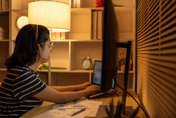 Późno w nocy Edukacja online, Poświęcona Młoda Kobieta Uczy się Online Późno w nocy w swoim biurze, Praca w domu. - Zdjęcie, obraz