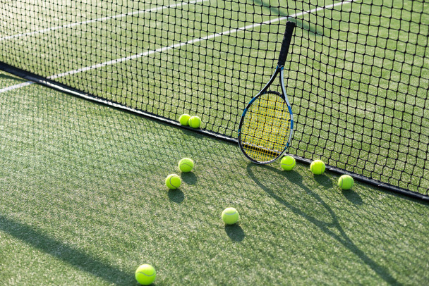 Zamknij piłeczki tenisowe na korcie przez sieć. Wysokiej jakości zdjęcie - Zdjęcie, obraz