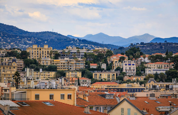 Fransa 'nın güneyinde Nice' de bulunan Golden Square şık deniz manzaralı Carre d 'Or' un burjuva binalarının ve terasotta çatılarının havadan görünüşü. - Fotoğraf, Görsel