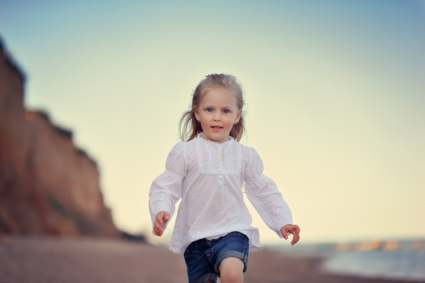little girl on sea - Valokuva, kuva