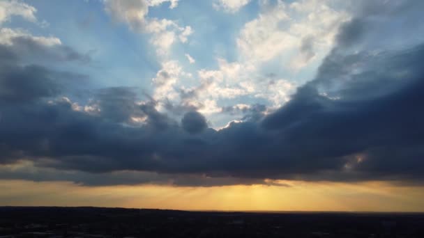 Luton, Inghilterra, Regno Unito - 15 settembre 2023: Veduta aerea della città di Luton al tramonto - Filmati, video