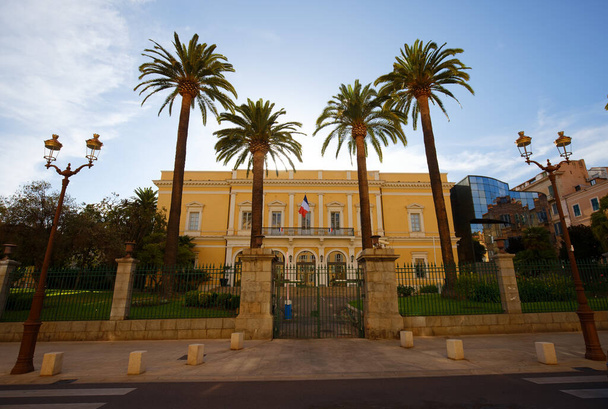 Lantivy Palace to neoklasycystyczny pałac w Ajaccio na Korsyce. Służy jako prefektura Korsyki. Został zbudowany w 1826 roku.. - Zdjęcie, obraz
