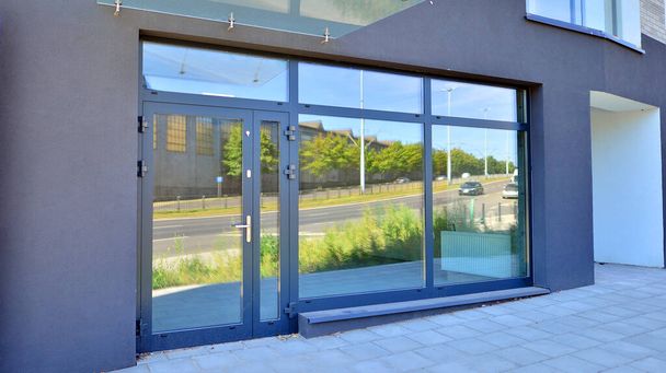 Panoramic windows of new commercial premises. Commercial property in development standard for rent. - Foto, Bild