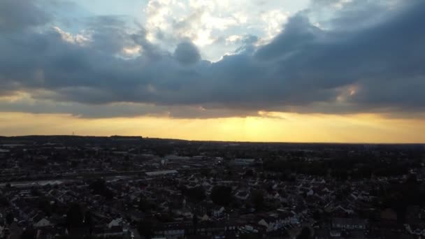 Luton, Inghilterra, Regno Unito - 15 settembre 2023: Veduta aerea della città di Luton al tramonto - Filmati, video