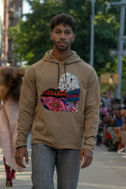 Syyskuu 16, 2023 New York, USA: Malli kävelee kiitotien Edwing; Angelo muotinäytös Harlem Street aikana New York Fashion Week syyskuu 2023.  - Valokuva, kuva