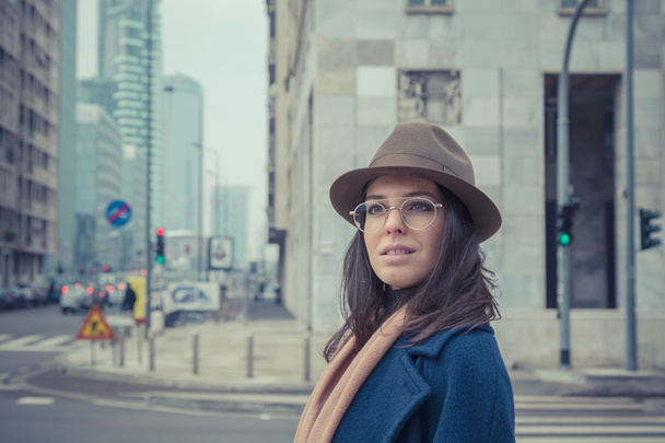 Beautiful young brunette posing in the city streets - Valokuva, kuva