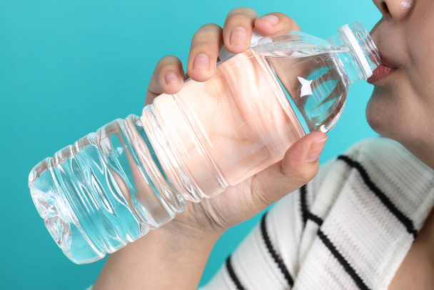 ボトルから水を飲むアジアの女性 - 写真・画像