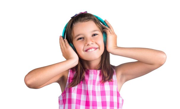 Niedlich wenig mit Kopfhörern auf weißem Hintergrund. Kleines Mädchen hört Musik über Kopfhörer. Kind hört Musik orange Hintergrund. Die besten kostenlosen Musik-Apps für Ihr Mobilgerät. Klang genießen. - Foto, Bild