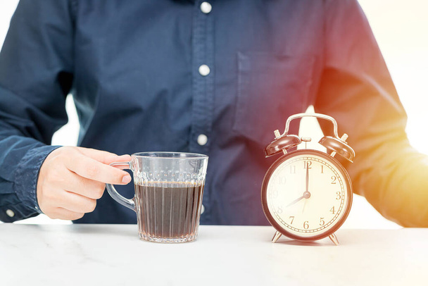 Liikemiehet suunnittelevat työtä kahvikupit ja kellot pöydällä tausta - Valokuva, kuva